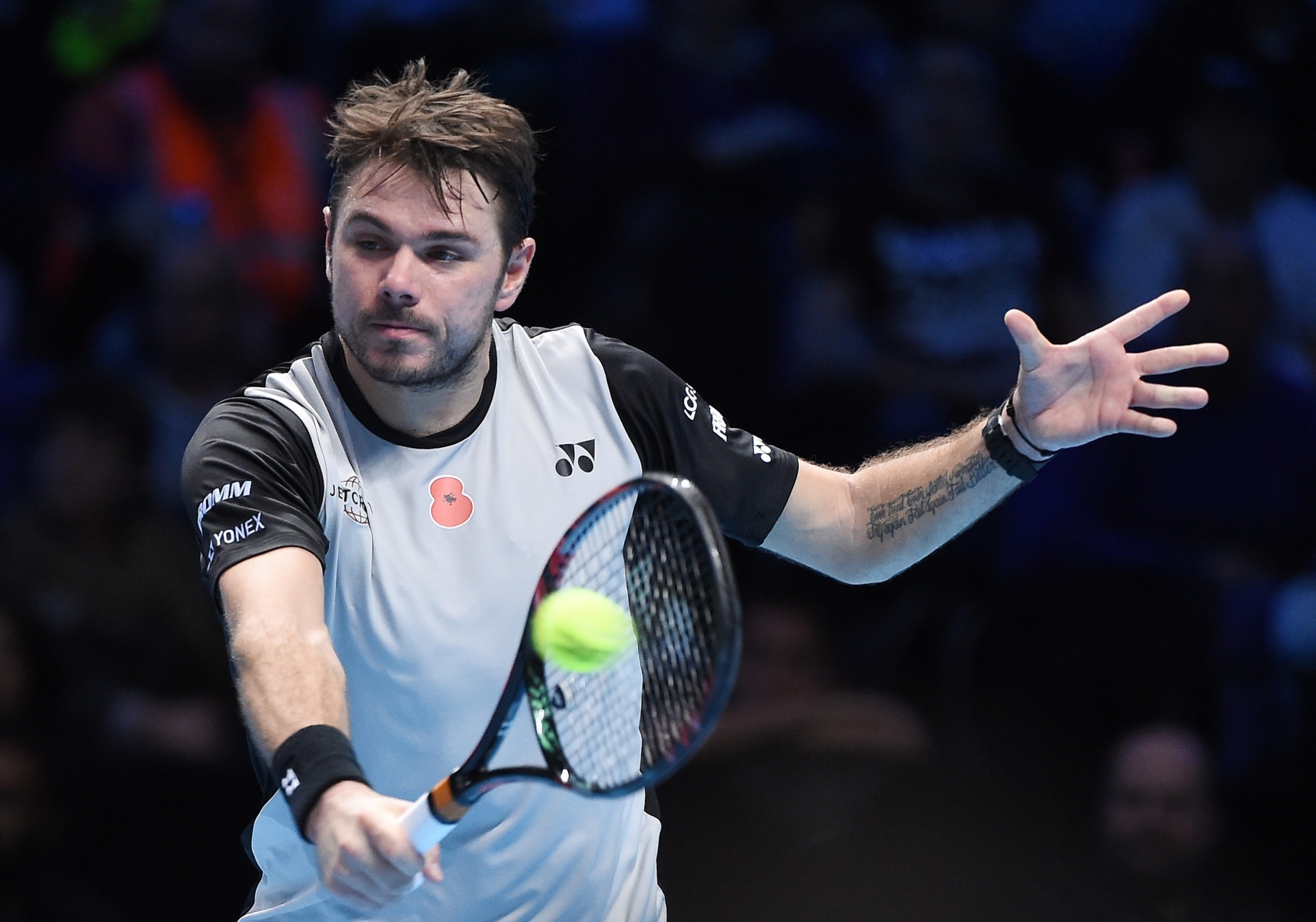 epa05631282 Switzerland's Stan Wawrinka returns to Japan's Kei Nishikori during their singles group stage match at the ATP World Tour finals tennis tournament at the O2 Arena in London, Britain, 14 November 2016.  EPA/ANDY RAIN BRITAIN TENNIS ATP WORLD TOUR FINALS