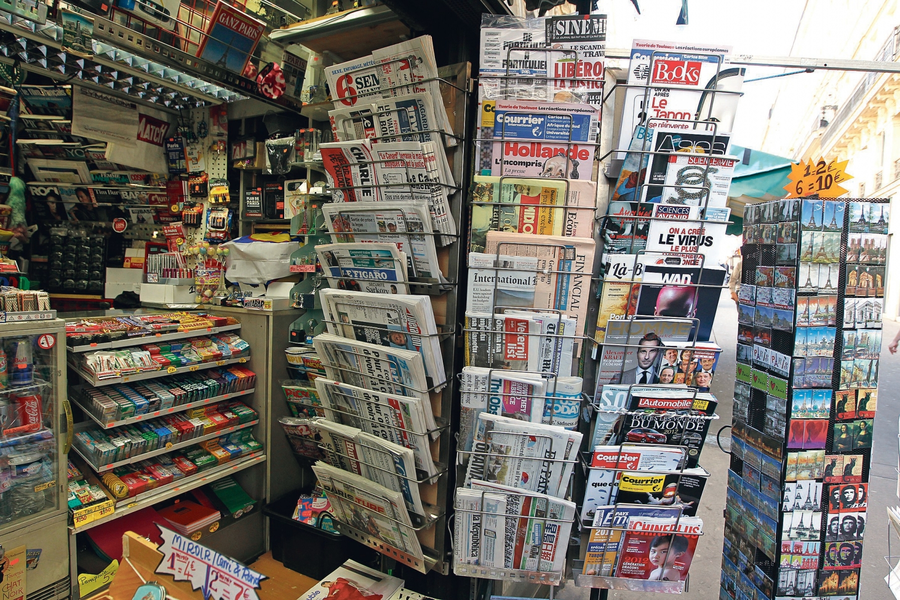 Kiosque à journaux, boulevard Montmartre, 75002 Paris. 103894