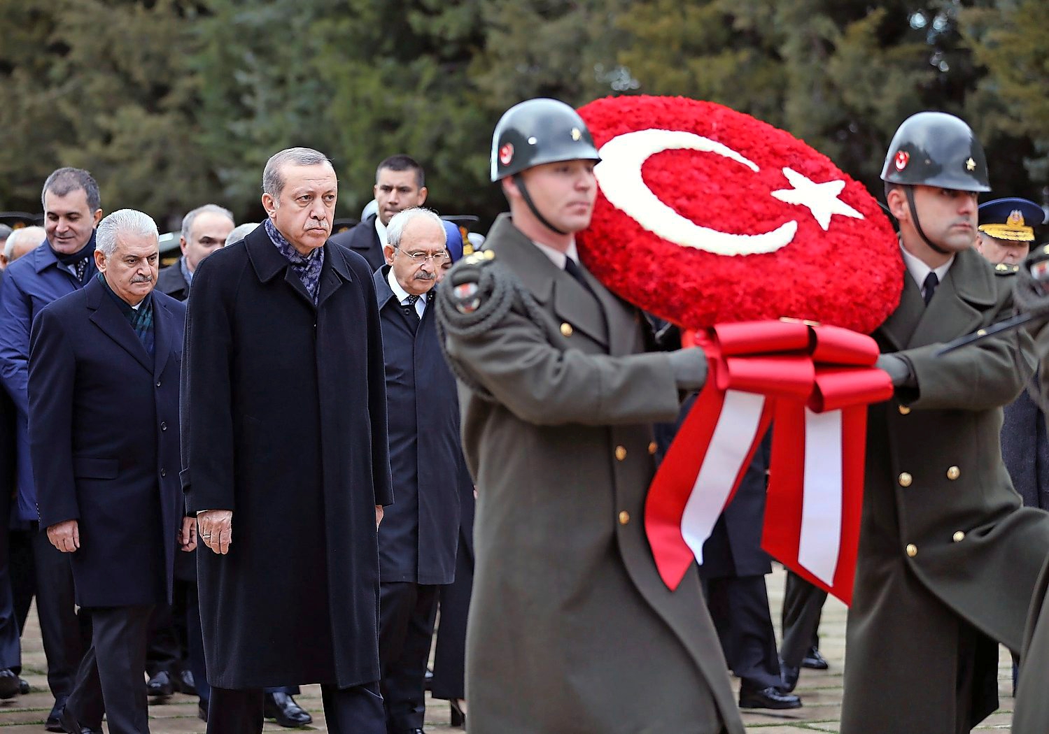 epa05625314 A handout picture provided by Turkish President press office shows Turkish President Recep Tayyip Erdogan (L-back) and Turkish Prime Minister Binali Yildirim (L-1-back) visit the Mausoleum of Mustafa Kemal Ataturk, during a ceremony marking the 78th death anniversary of Mustafa Kemal Ataturk at the mausoleum dedidacted to his memory in Ankara, Turkey, 10 November 2016.  EPA/TURKISH PRESIDENT PRESS OFFICE / HANDOUT  HANDOUT EDITORIAL USE ONLY/NO SALES TURKEY ATATURK DEATH ANNIVERSARY