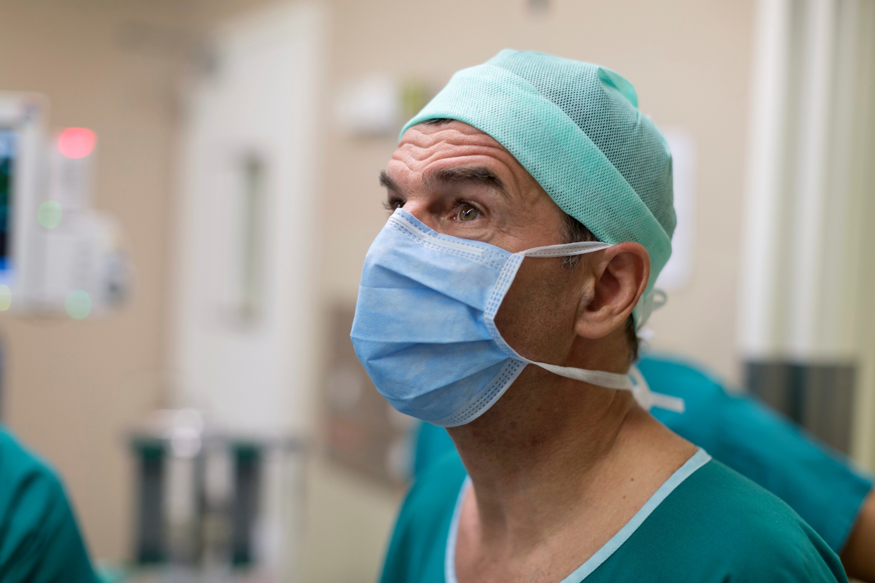 Swiss heart surgeon and pediatrician Rene Pretre pictured before performing cardiac surgery on a two-year-old child at the Lausanne University Hospital, Centre Hospitalier Universitaire Vaudois, CHUV, in Lausanne, Canton of Vaud, Switzerland, on August 23, 2016. (KEYSTONE/Gaetan Bally) SCHWEIZ LAUSANNE UNIVERSITAETSSPITAL
