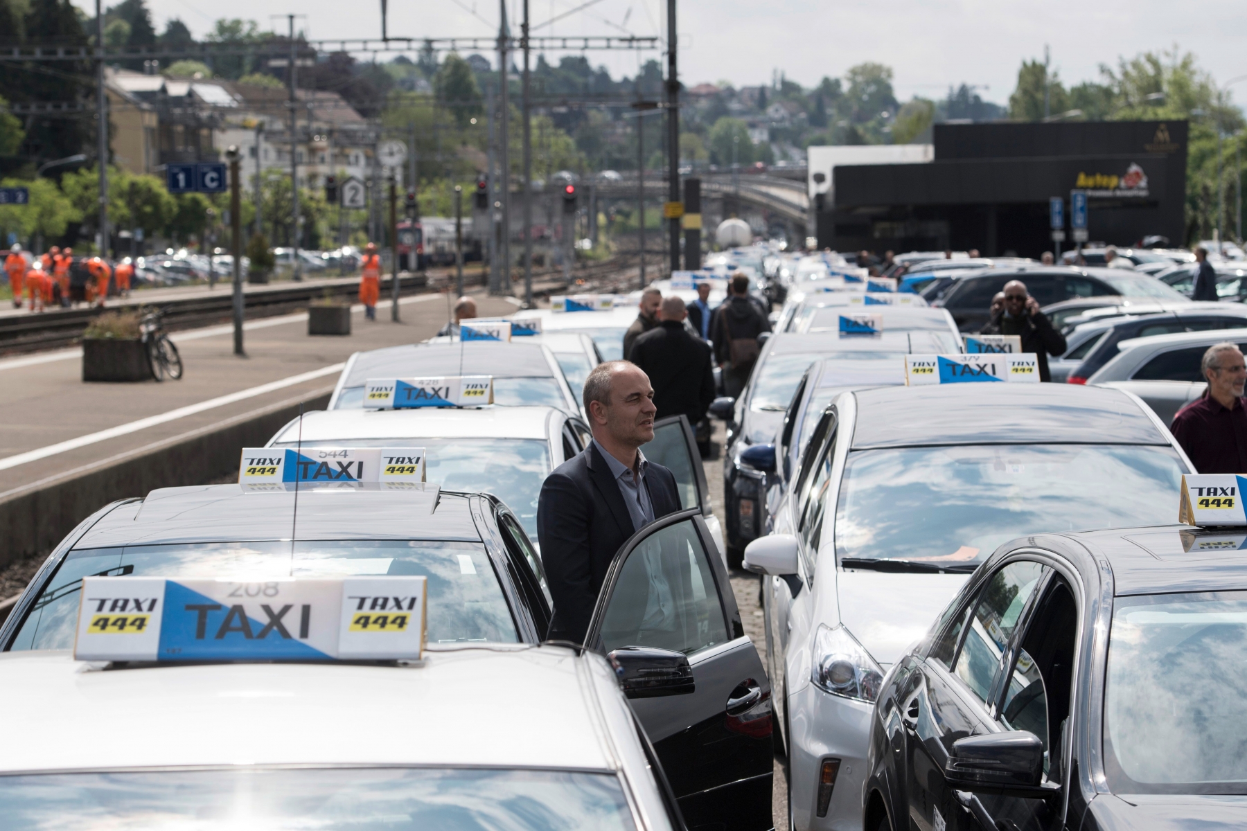 Taxifahrer demonstrieren ihre Abneigung gegen das amerikanische Transportunternehmen Uber, am Dienstag, 17. Mai 2016, in Zuerich. Der Fahrdienst-Anbieter Uber muesse in der Schweiz verboten werden, solange er sich nicht an die geltenden Gesetze halte, verlangten Taxifahrerinnen und -fahrer aus der ganzen Schweiz. Uber gefaehrde die gesamte Taxibrache. (KEYSTONE/Ennio Leanza) SCHWEIZ TAXI PROTEST UBER