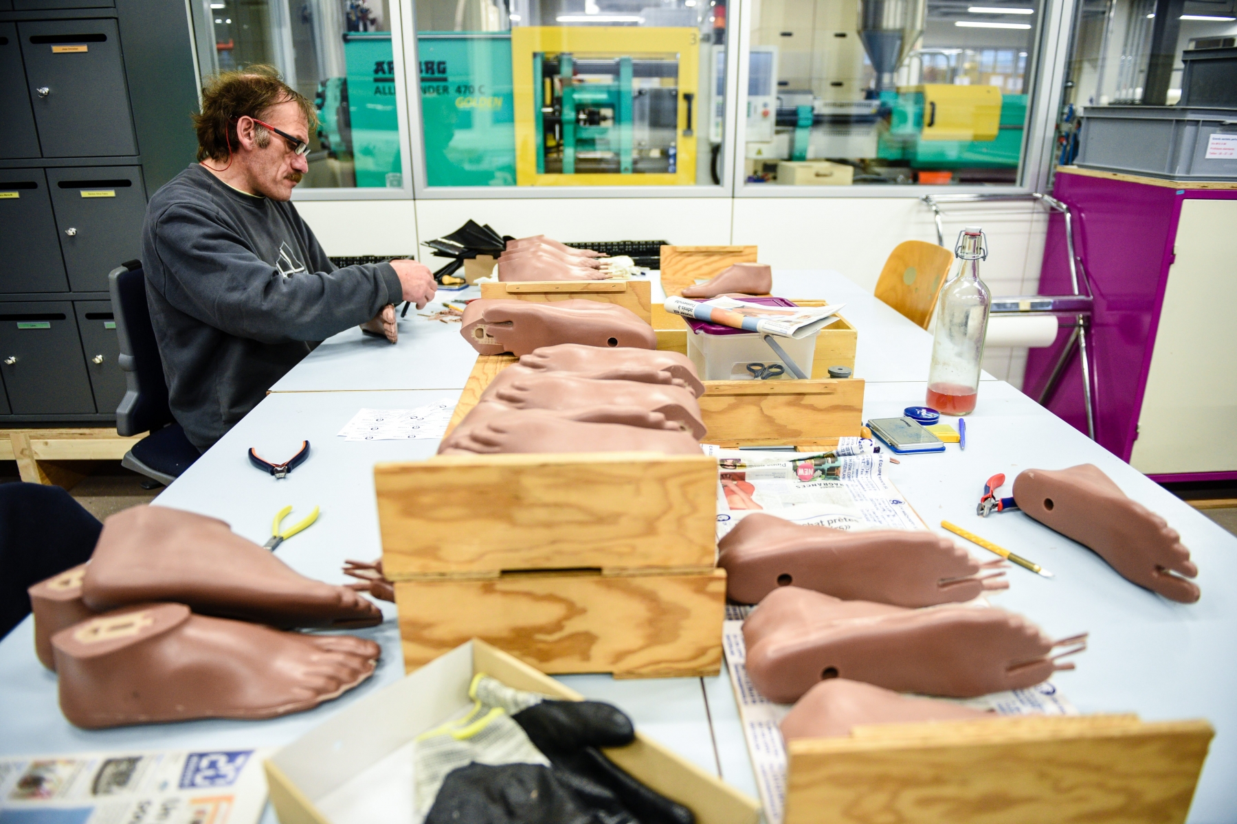 Parmi les missions d'alfaset, qui vient d'agrandir ses locaux à La Chaux-de-Fonds:  fabriquer des prothèses pour la Croix-Rouge.
