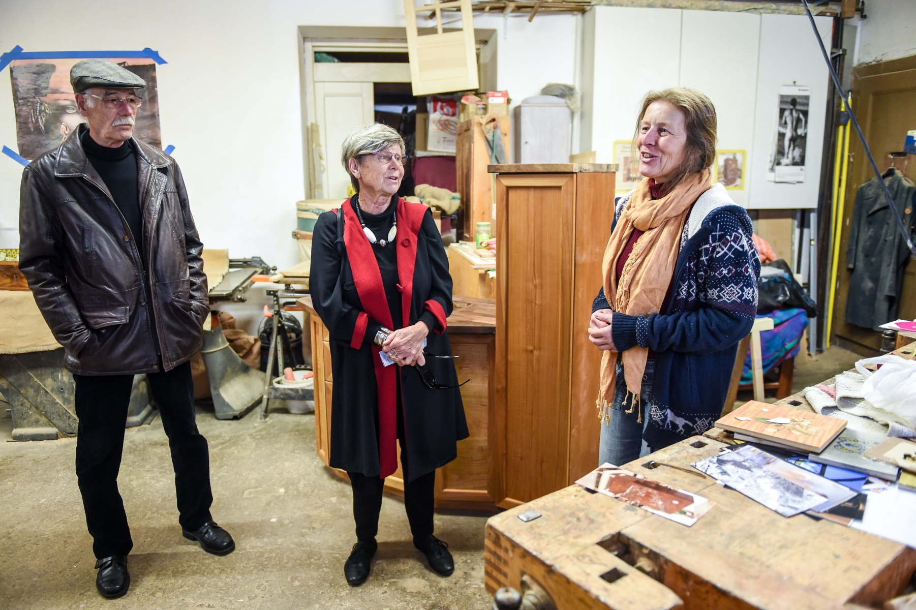 L'ébéniste Nicole Chevalley (à droite) accueillant des visiteurs dans son atelier.