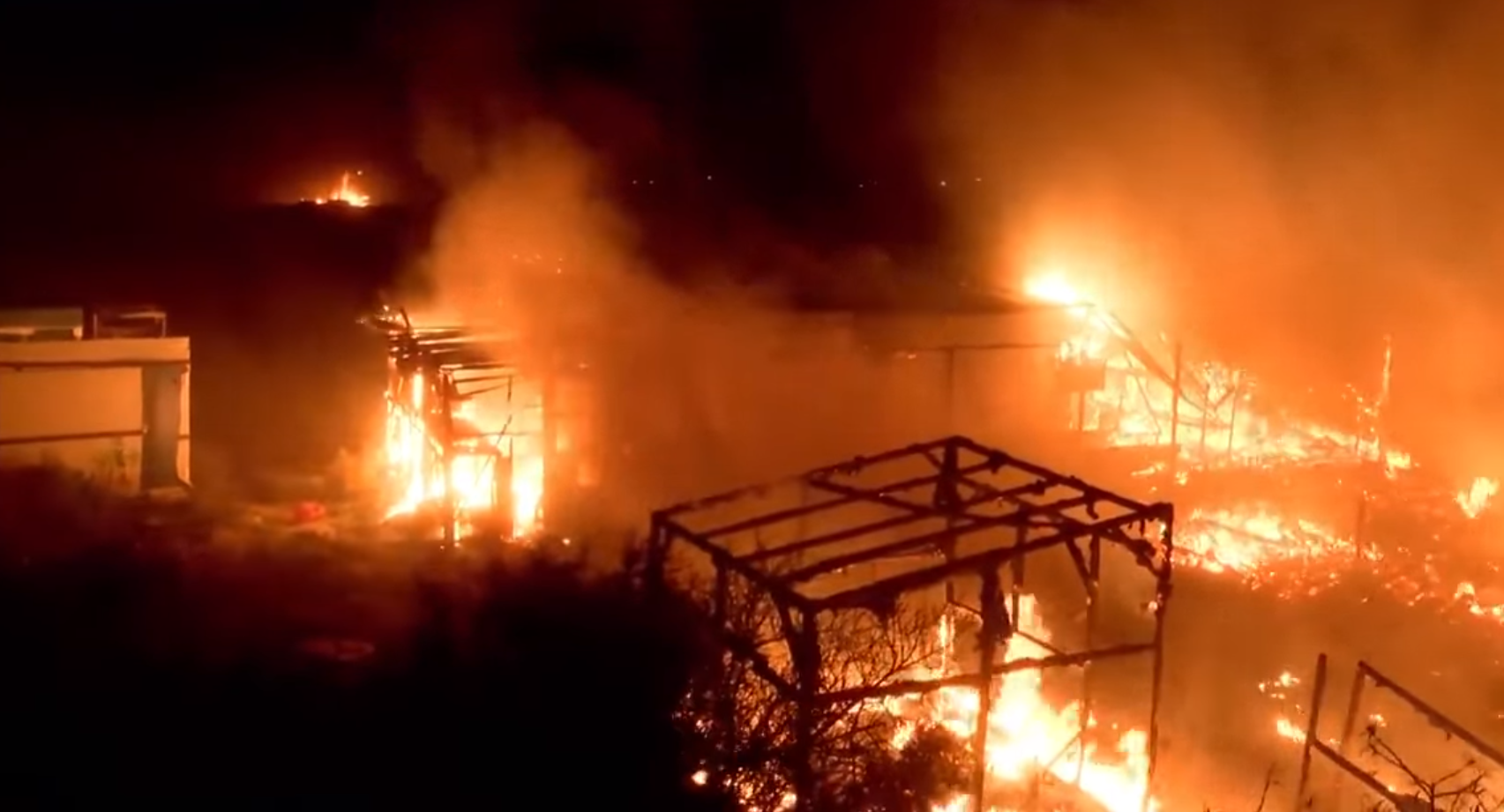 Plusieurs incendies avaient été allumés mardi soir, mais ces derniers se sont intensifiés entre minuit trente et trois heures du matin.