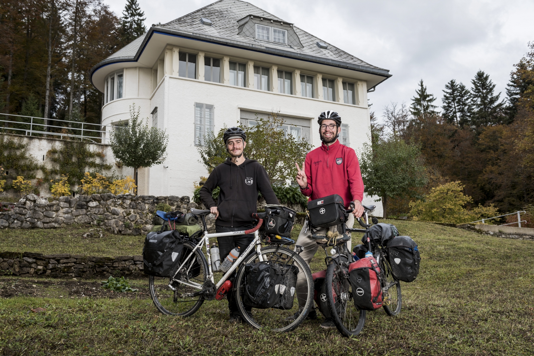 Benjamin Revire et Simon Billaut dans les jardins de la Maison Blanche à La Chaux-de-Fonds, au terme de leur voyage d'Orient.