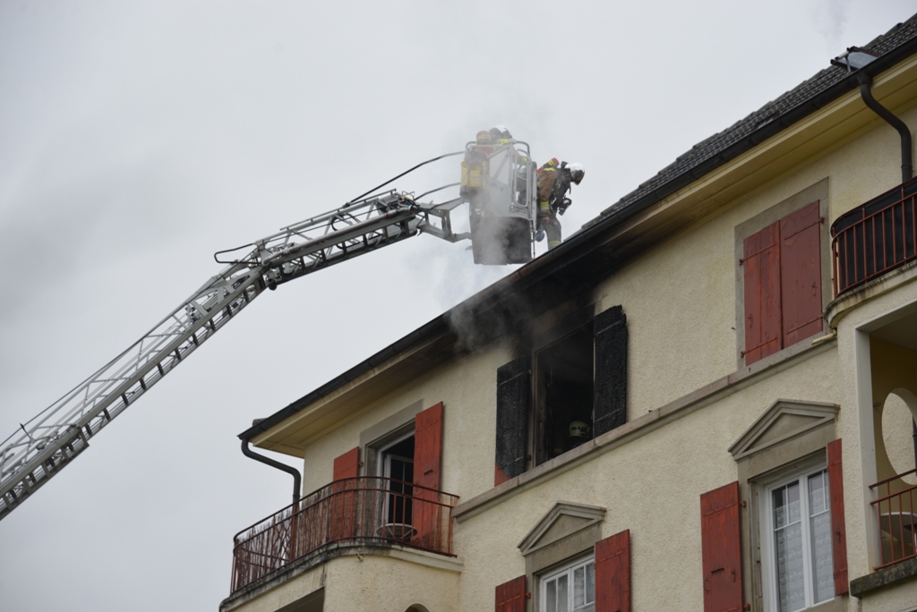 Le feu a pris au 3e étage du bâtiment, sis à la Grand-Rue à Corcelles.