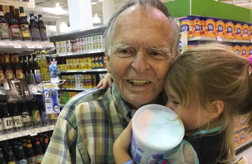 Cette rencontre fortuite dans un supermarché va bouleverser la vie du vieil homme.