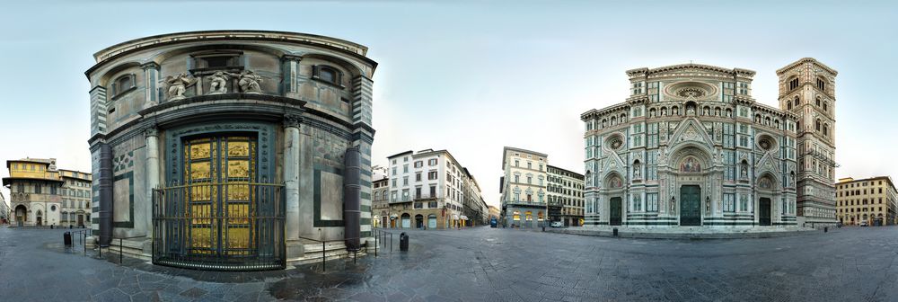 Une vue panoramique de la Piazza del Duomo, site classé par l'Unesco au patrimoine mondial.