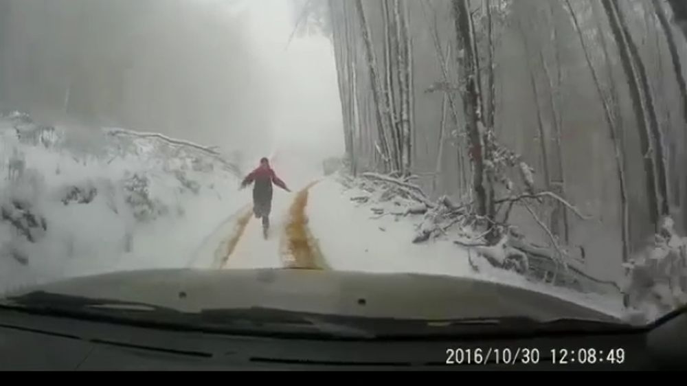 L'homme a pris quelques risques pour tenter de stopper son véhicule.