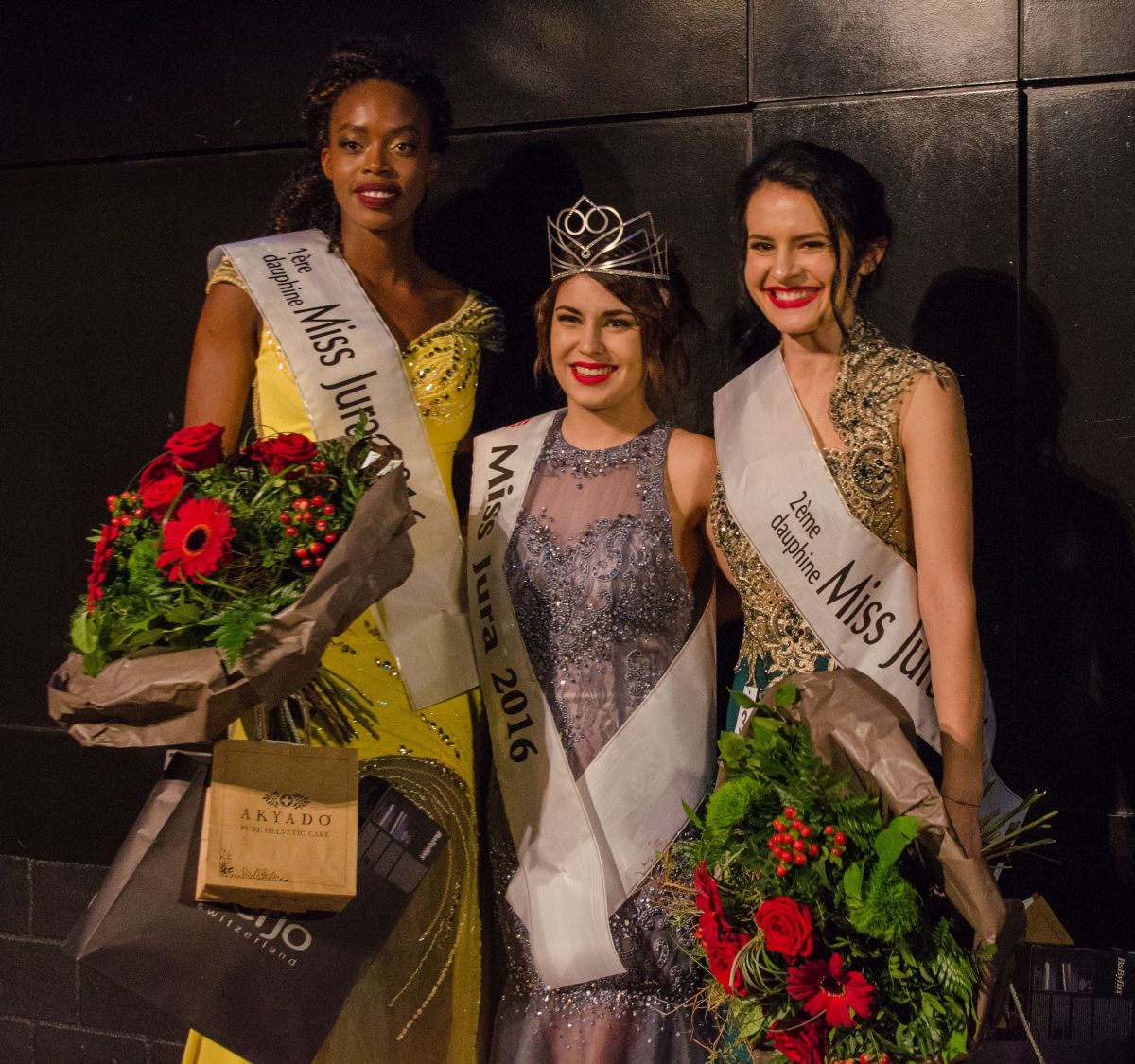 Julia Maître entourée de ses dauphines, Floriana Avduli (à gauche) et Jennie Laager (à droite).