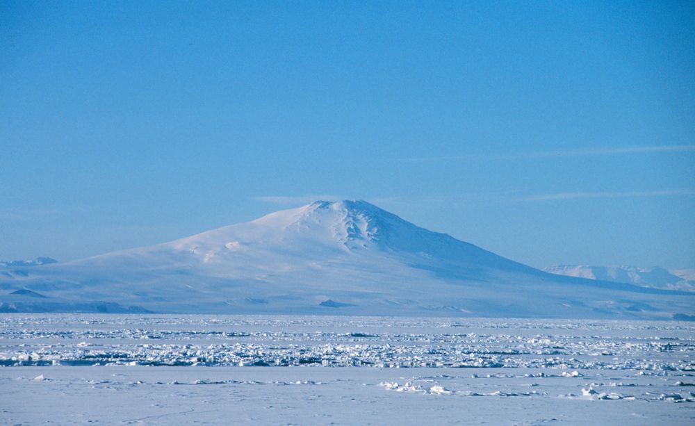 Le mont Melbourne, photographié depuis la mer de Ross, recouverte de glace.