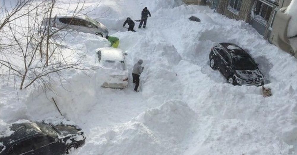 A Almaty, la plus grande ville et capitale économique du Kazakhstan, plus 4000 personnes ont été mobilisées lundi pour nettoyer la neige.