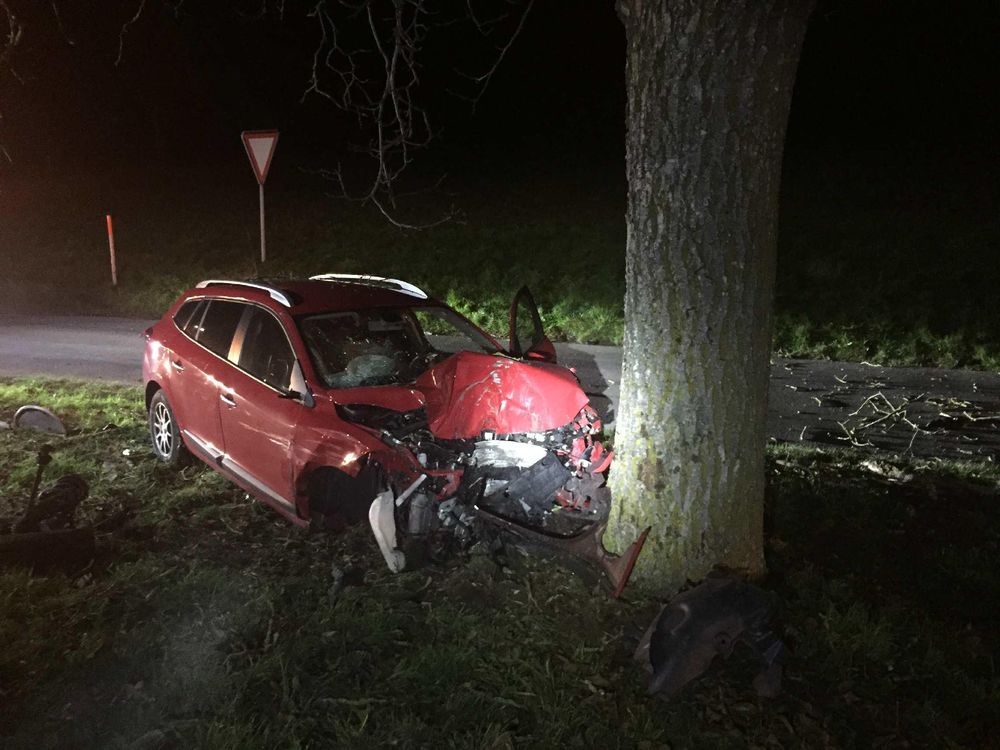 A Jetschwil, la voiture d’un homme de 35 ans a fini sa course contre un arbre. Le conducteur a dû être hospitalisé.