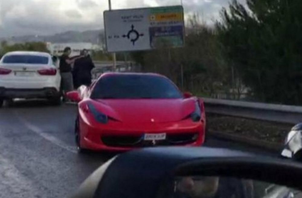 Sur les images diffusées par la chaîne publique catalane, on voit une Ferrari rouge ayant percuté une glissière de sécurité à contresens à la sortie d'un rond-point sur une chaussée détrempée.