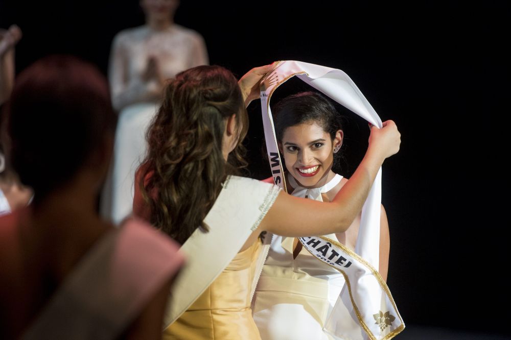 Ici Miss Fête des Vendanges 2016, Priyanka Singh, lors de son élection au theâtre du Passage.