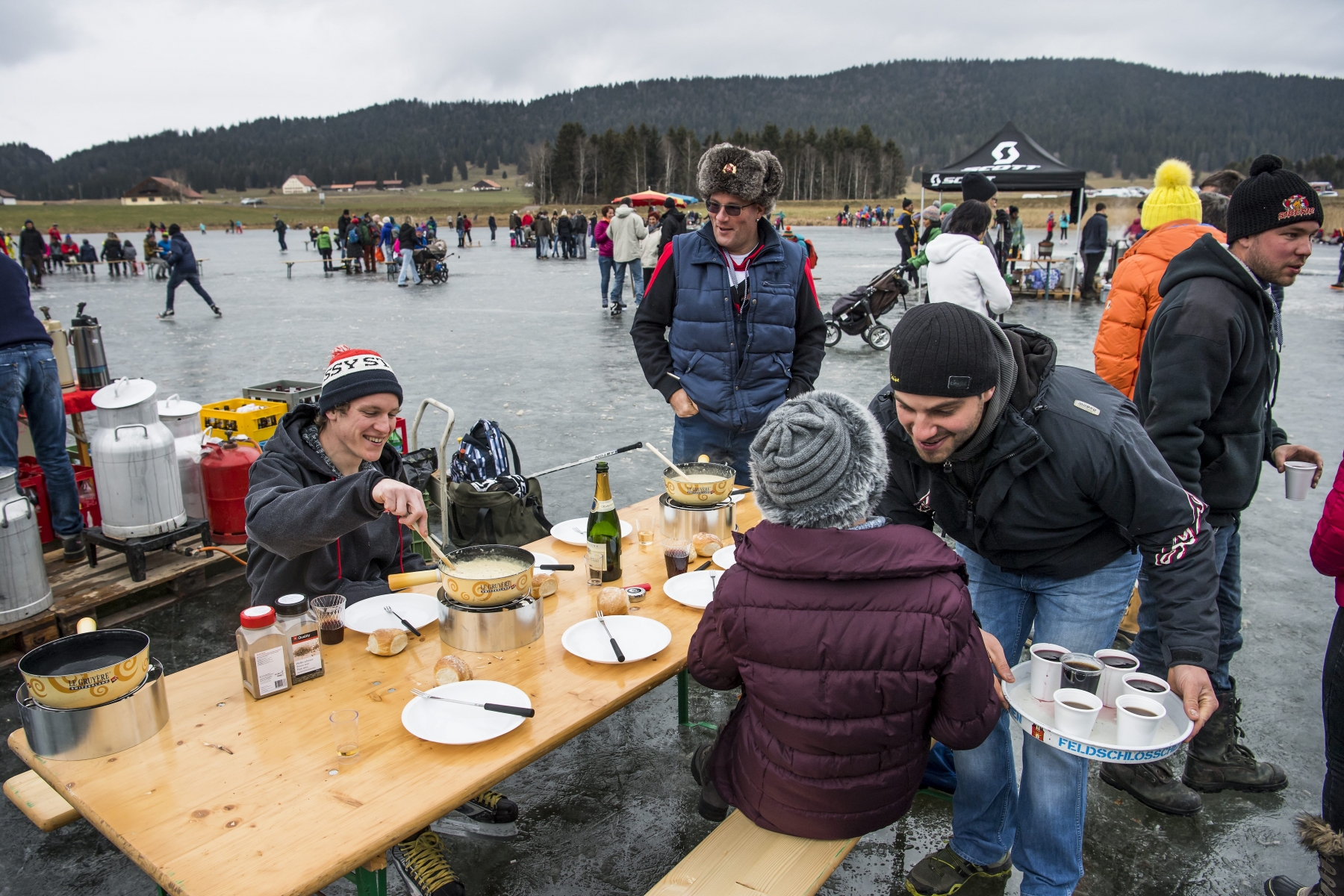 Dimanche au lac des Taillères. (KEYSTONE/Jean-Christophe Bott)