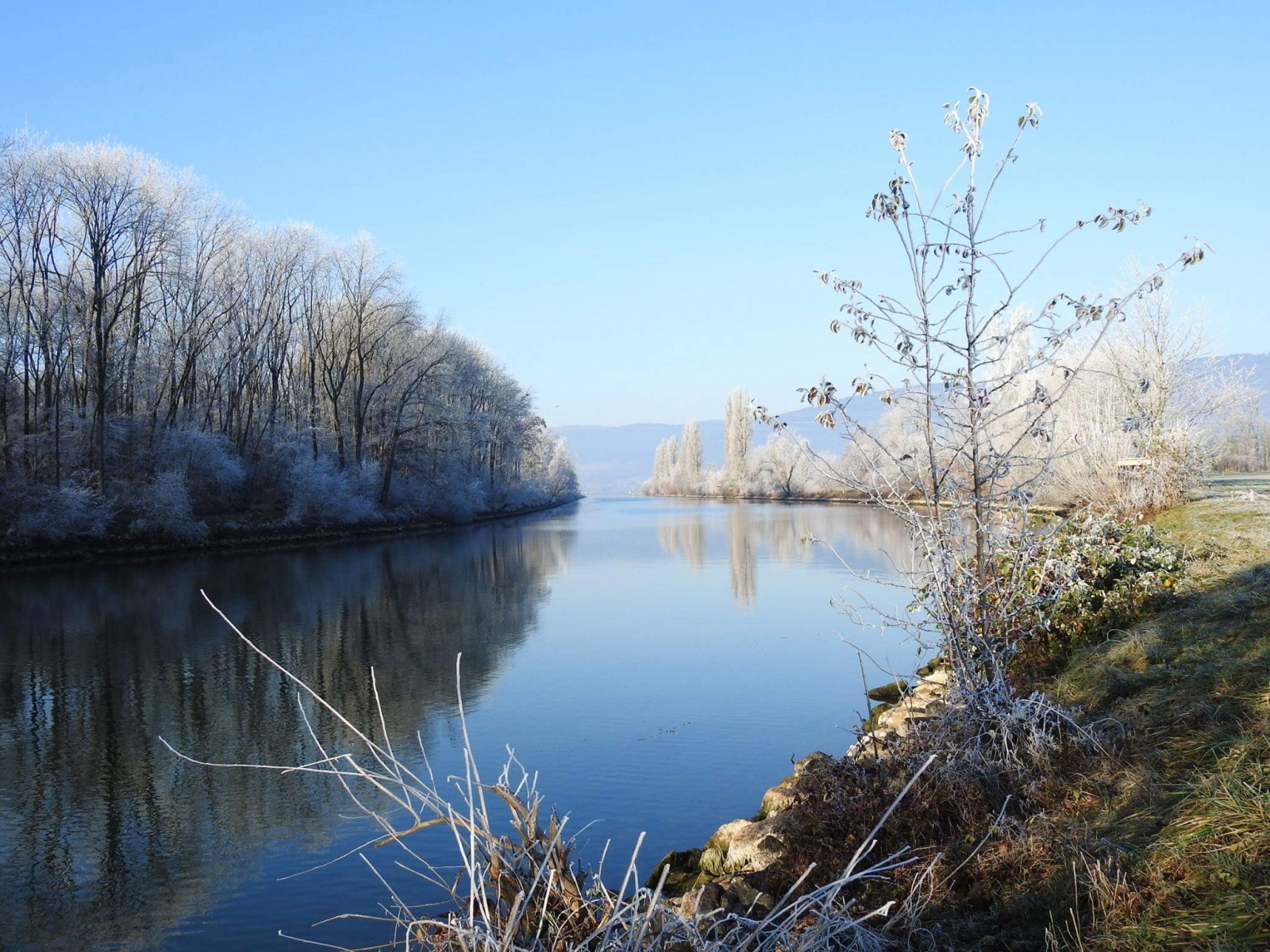 Une petite partie des eaux de l'Aar et de la Sarine sera déviée via le Grand Marais dans la Broye et le Lac de Neuchâtel.