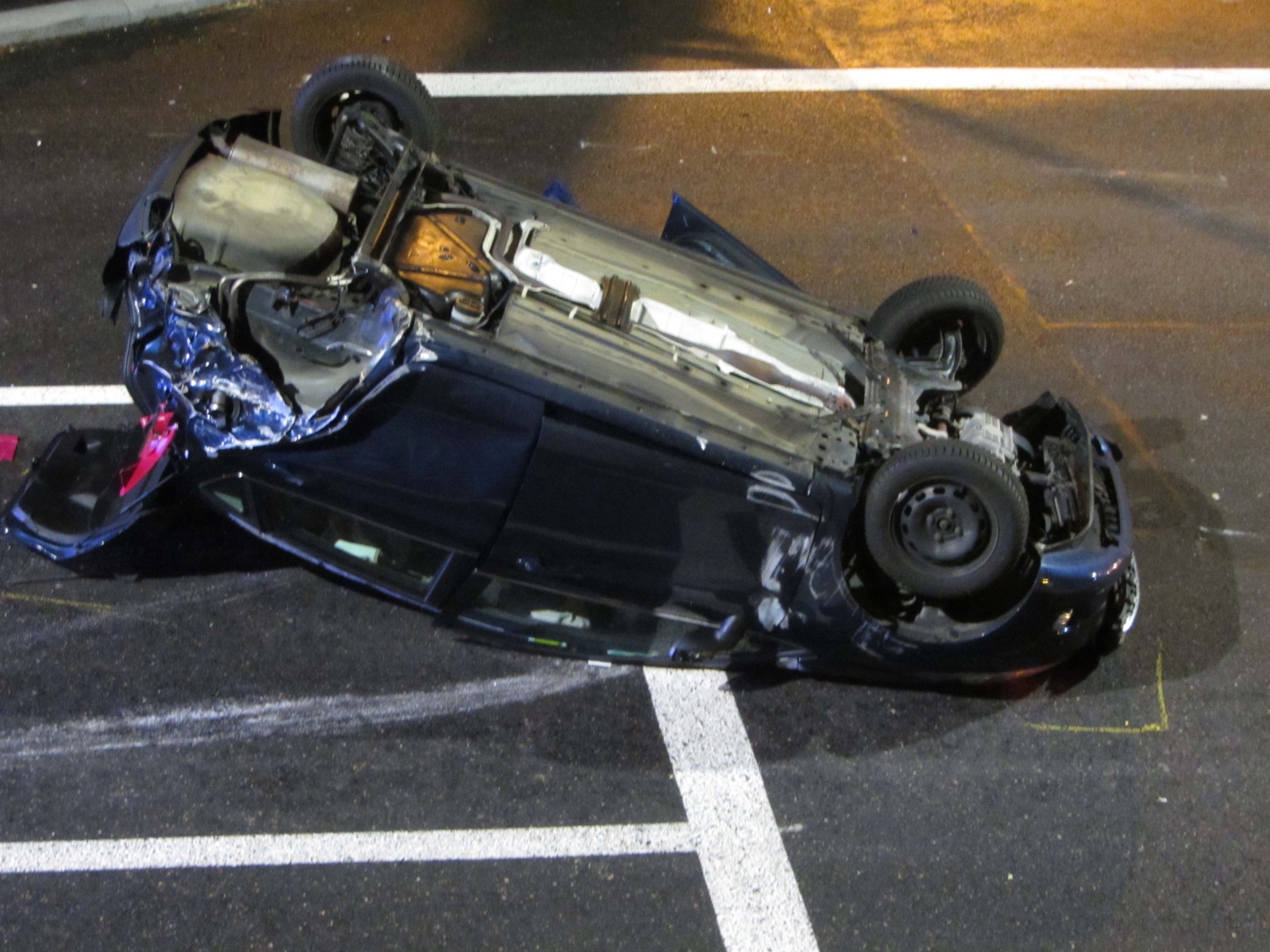 Sous l'effet du choc, la voiture s'est retournée.