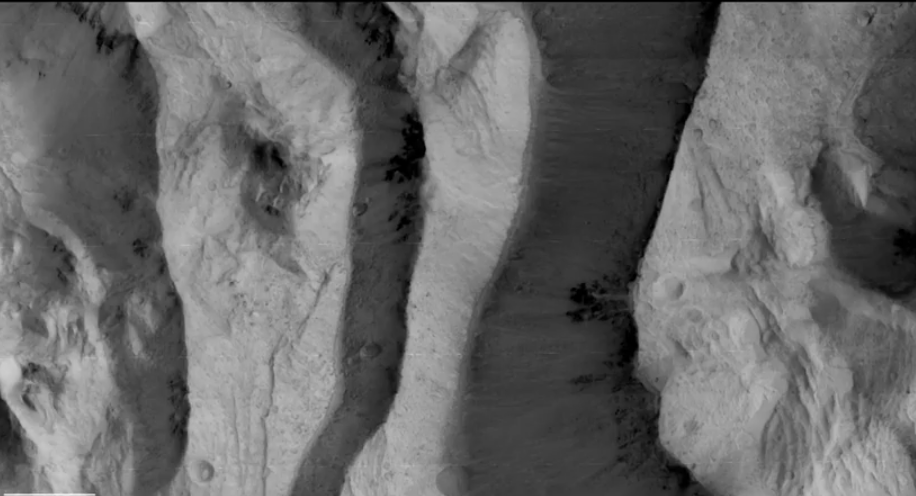 Le 22 novembre, la caméra s'est rapprochée de la surface de Mars, captant onze séquences en une heure environ.