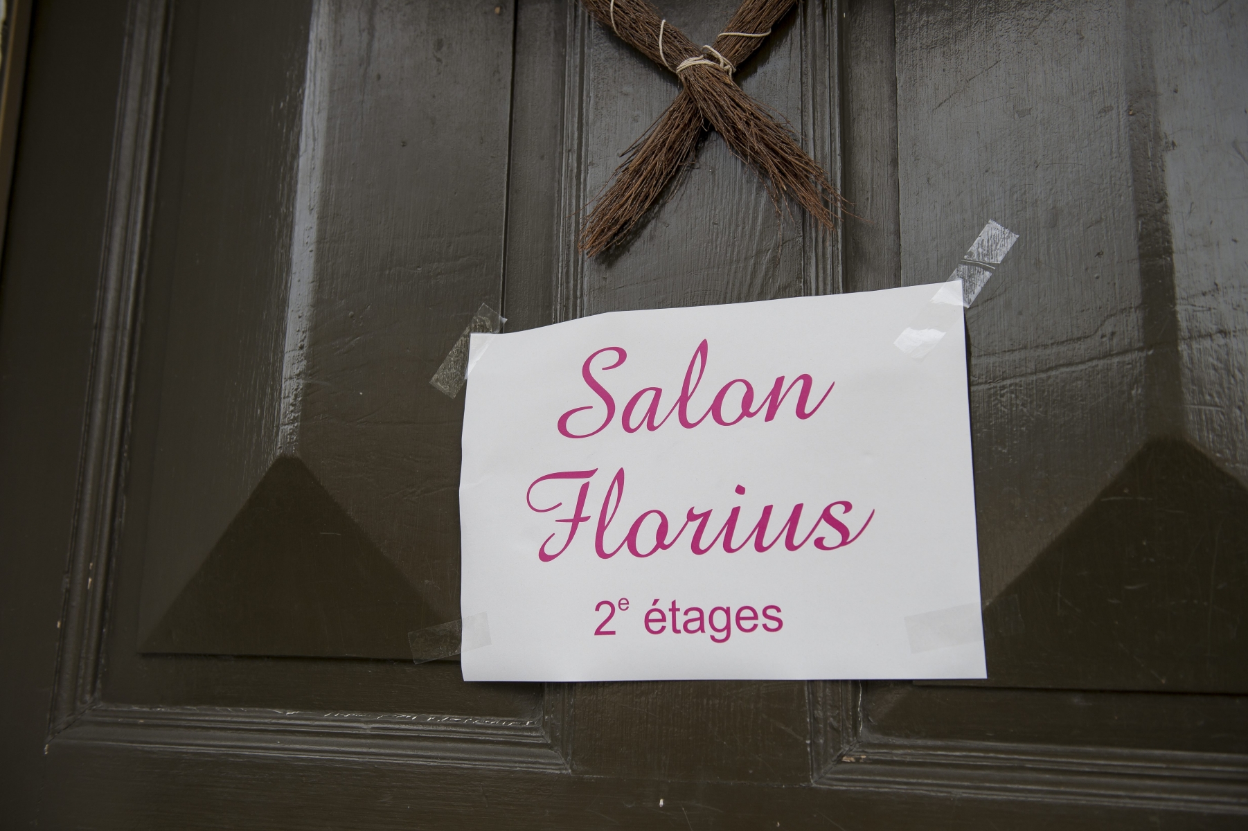 La discrète petite affiche sur une maison de Fleurier, au coeur d'une polémique autour de l'utilisation du nom Florius, déjà utilisé par le centre de bien-être voisin.