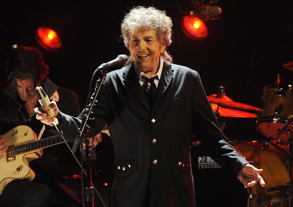A 75 ans, Bob Dylan est le premier auteur-compositeur à obtenir la prestigieuse récompense.