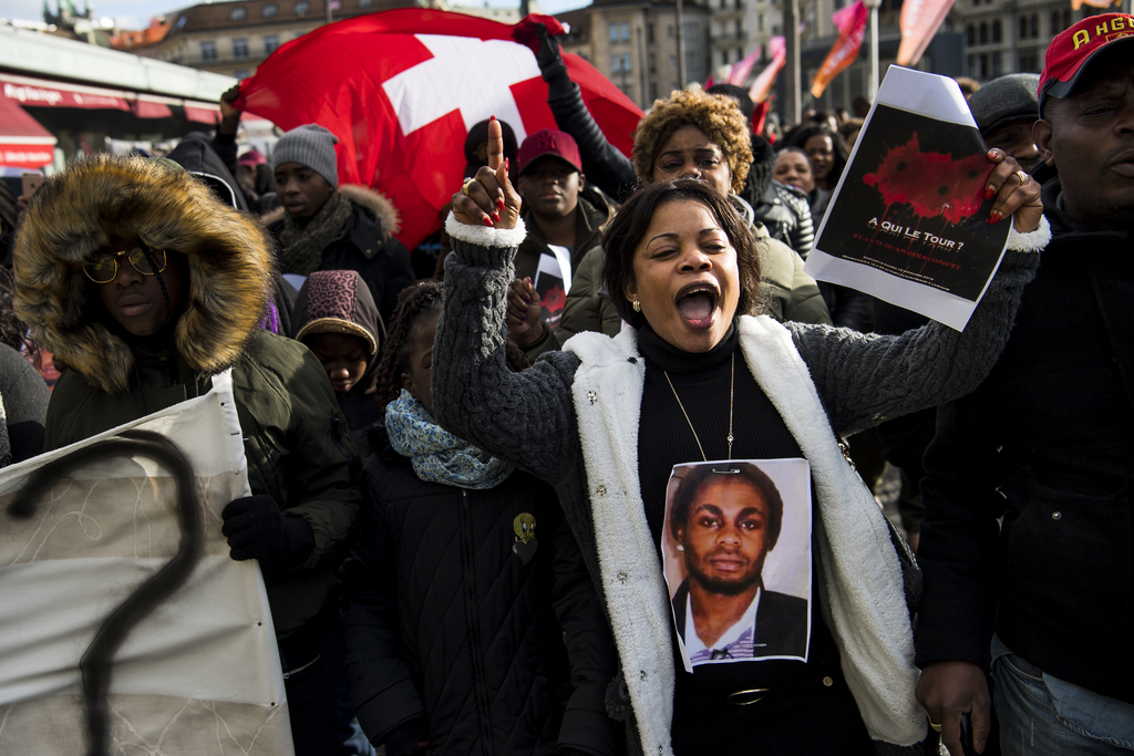 Le 19 novembre, plusieurs centaines de personnes ont marché pacifiquement à Lausanne pour rendre hommage au jeune homme et protester contre "le profilage racial".