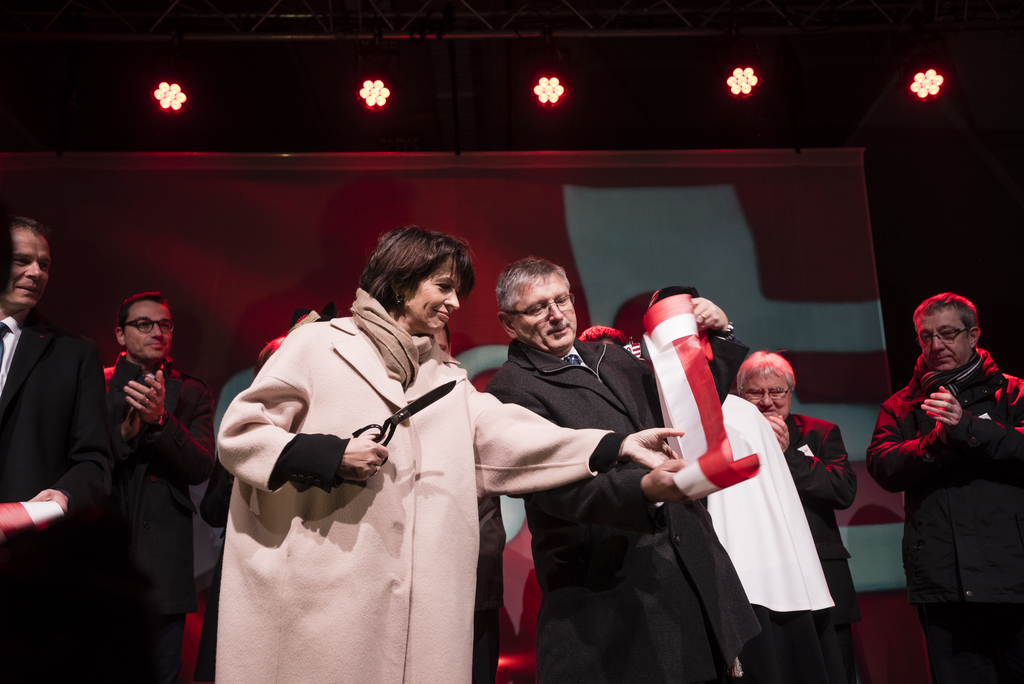 Le dernier tronçon jurassien de l'A16 a été inauguré dans le tunnel de Choindez, en présence de la conseillère fédérale Doris Leuthard.