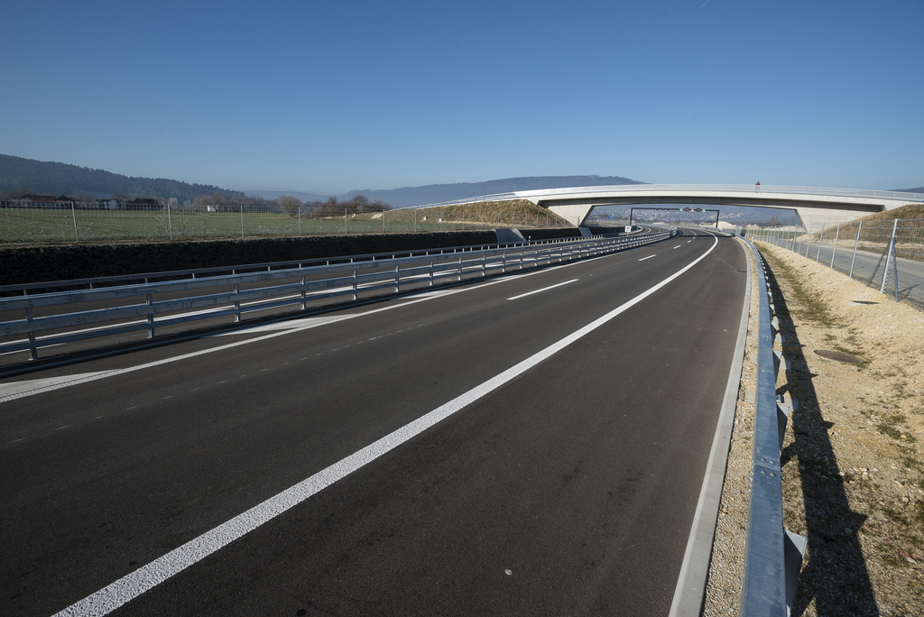 Image matinale de l'autoroute lors l'inauguration officielle de la A16 Transjurane pour le troncon Delemont Est.