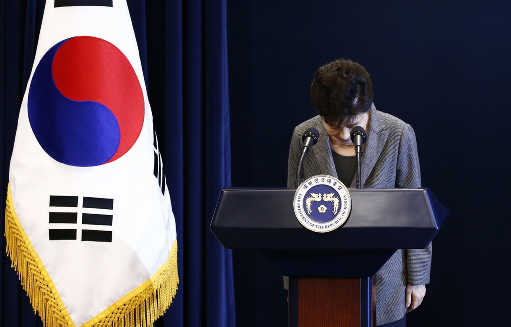 Park Geun-Hye est privée de ses pouvoirs exécutifs à cause d'un vaste scandale de corruption.