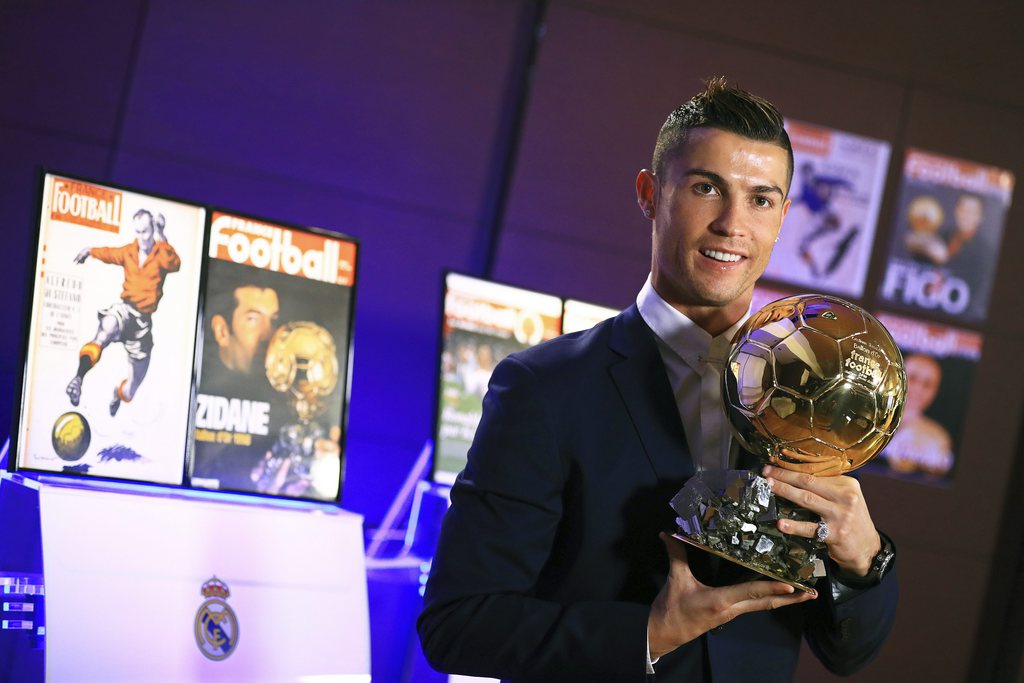 Ronaldo, qui pose ici avec son 4e Ballon d'or, est soupçonné d'avoir "dissimulé 150 millions d'euros dans les paradis fiscaux, grâce à des montages offshore passant par la Suisse et les Iles vierges. britanniques".