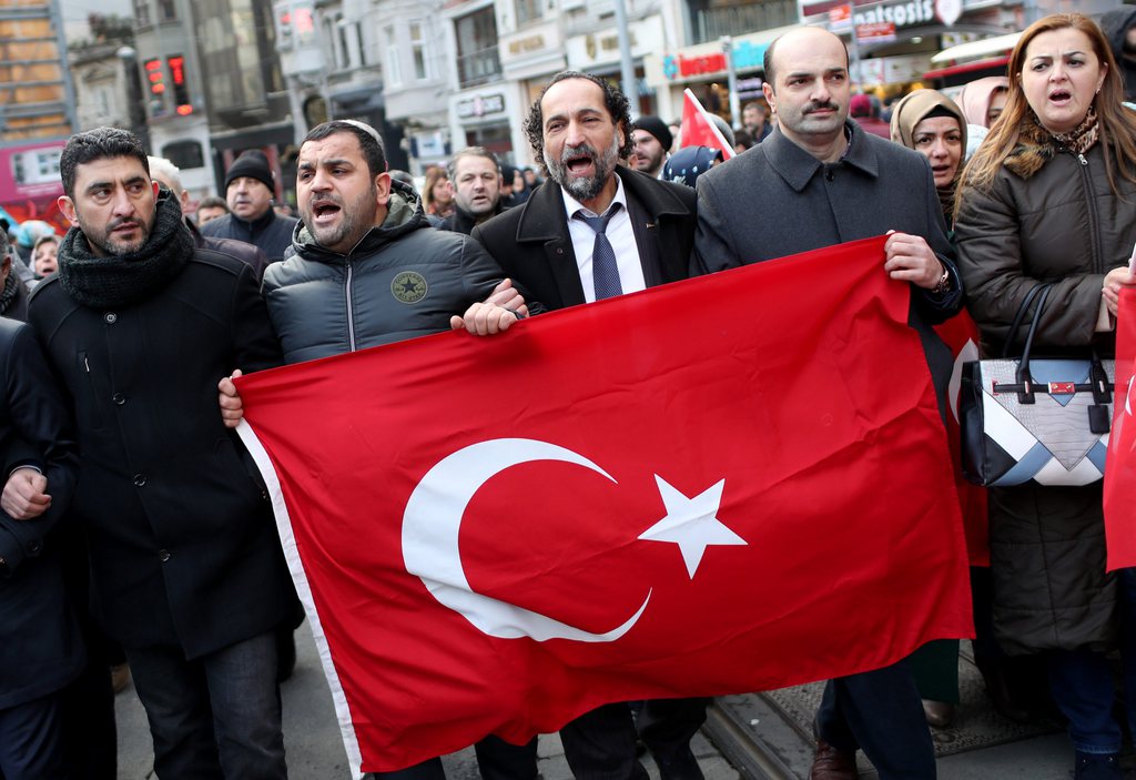 Des nationalistes turcs ont manifesté contre ces attaques meurtrières.  