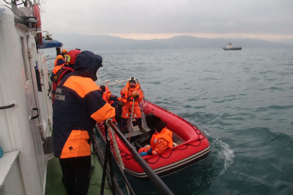 Des milliers de sauveteurs fouillent la mer Noire pour retrouver les corps et les boîtes noires.