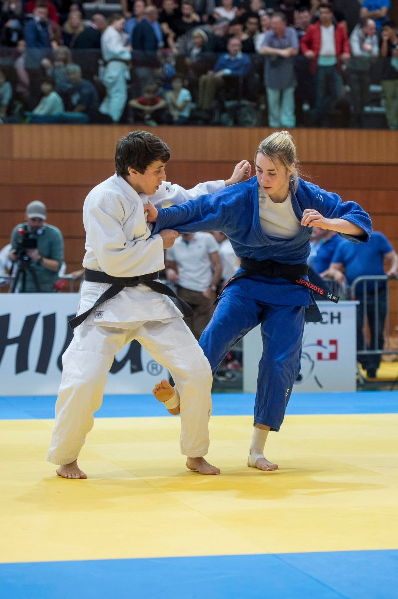 Championnats de suisse individuels de judo a La Riveraine. 
Evelyne Tschopp en blanc et Ines Amey en bleu 

Neuchatel, le 19.11.2016
Photo : Lucas Vuitel JUDO