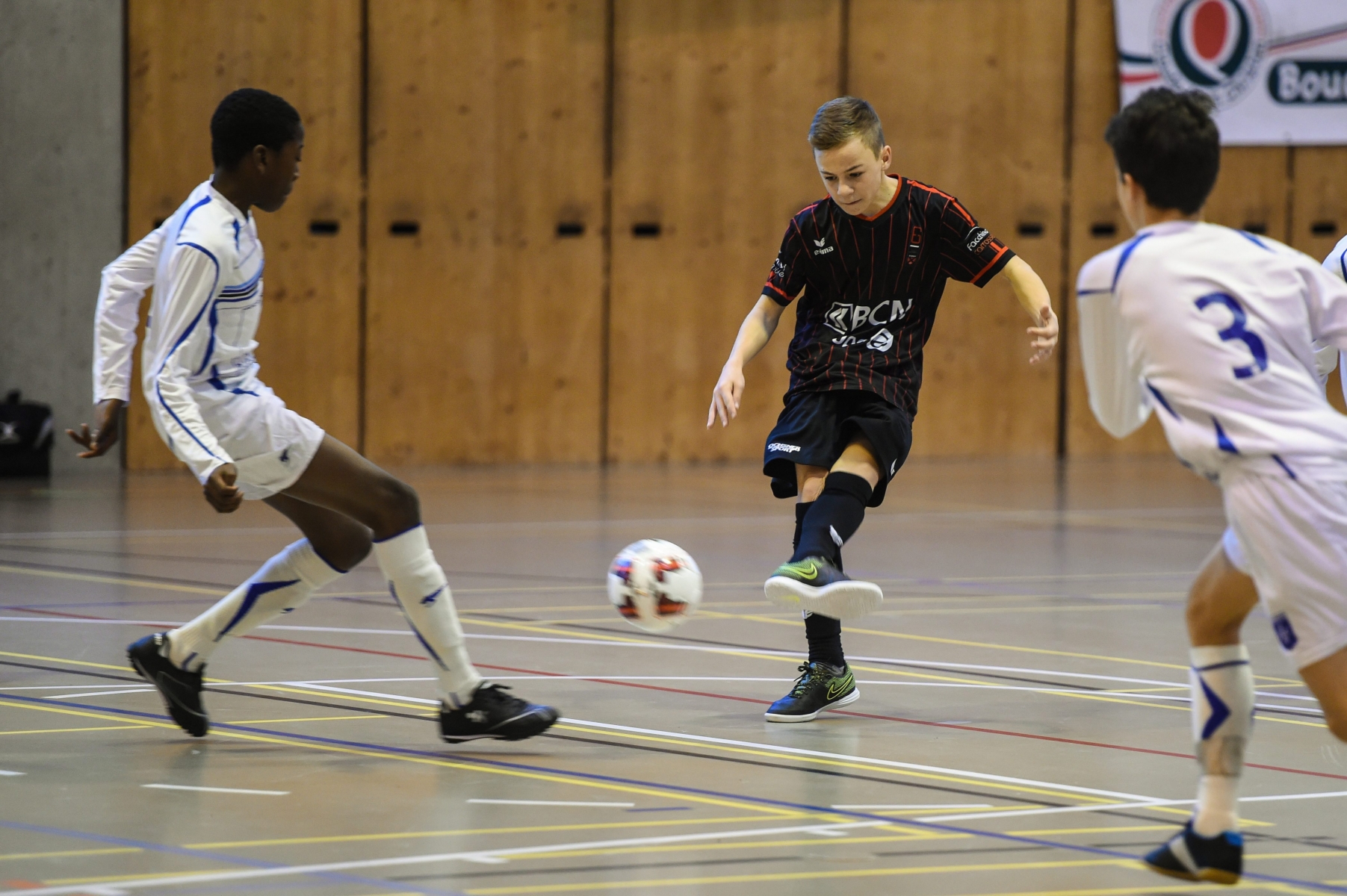 Tournoi international de football indoor M14.
Xamax (noir) Auxerre. 

LE LOCLE 5 12 2015
Photo: Christian Galley FOOTBALL INDOOR