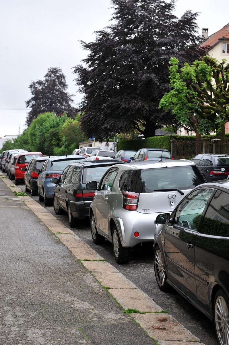 Le nouveau plan de stationnement de la ville prevoit l'extension de la zone bleue au centre ville. Ici rue de la Paix

LA CHAUX-DE-FONDS 18 06 2010
PHOTO: CHRISTIAN GALLEY LA CHAUX-DE-FONDS