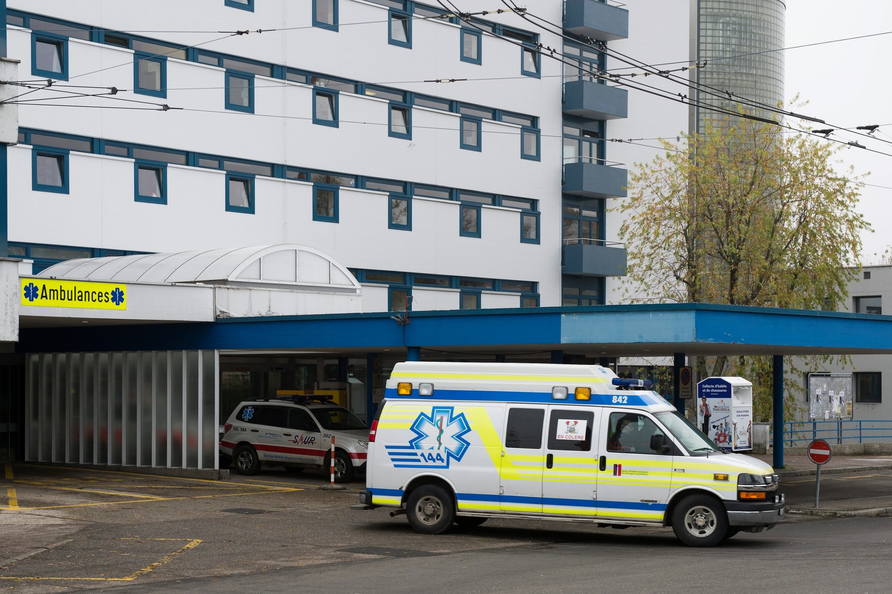 Une ambulance quitte l'entree des ambulances de l'Hopital de La Chaux-de-Fonds ce samedi 16 novembre a La Chaux-de-Fonds dans le canton de Neuchatel. (KEYSTONE/Jean-Christophe Bott) SCHWEIZ SPITAL LA CHAUX DE FONDS