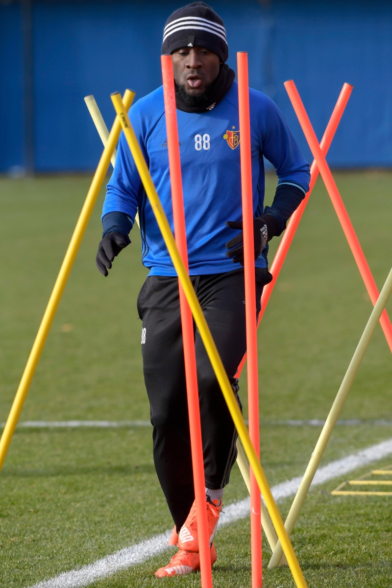 Seydou Doumbia of Switzerland's FC Basel 1893 during a training session in the St. Jakob-Park training area in Basel, Switzerland, on Monday, December 5, 2016. Switzerland's FC Basel 1893 is scheduled to play against England's Arsenal FC in an UEFA Champions League Group stage Group A matchday 6 soccer match on Tuesday, December 6, 2016. (KEYSTONE/Georgios Kefalas) SWITZERLAND SOCCER CHAMPIONS LEAGUE BASEL ARSENAL