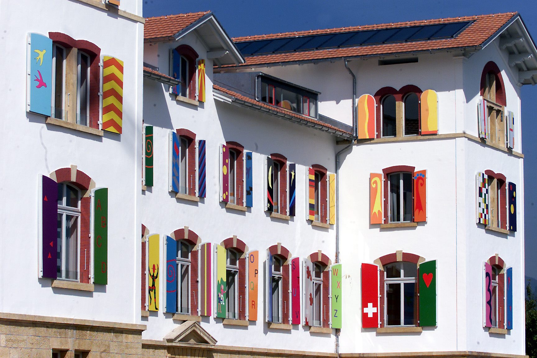 La Maison de Belmont a fait peau neuve.
La fondation L'Enfant c'est la vie chapaute une demi-douzaine d'institutions pour enfants, adolescentes et familles.

Boudry, le 16 septembre 2003
Photo: David Marchon SOCIAL