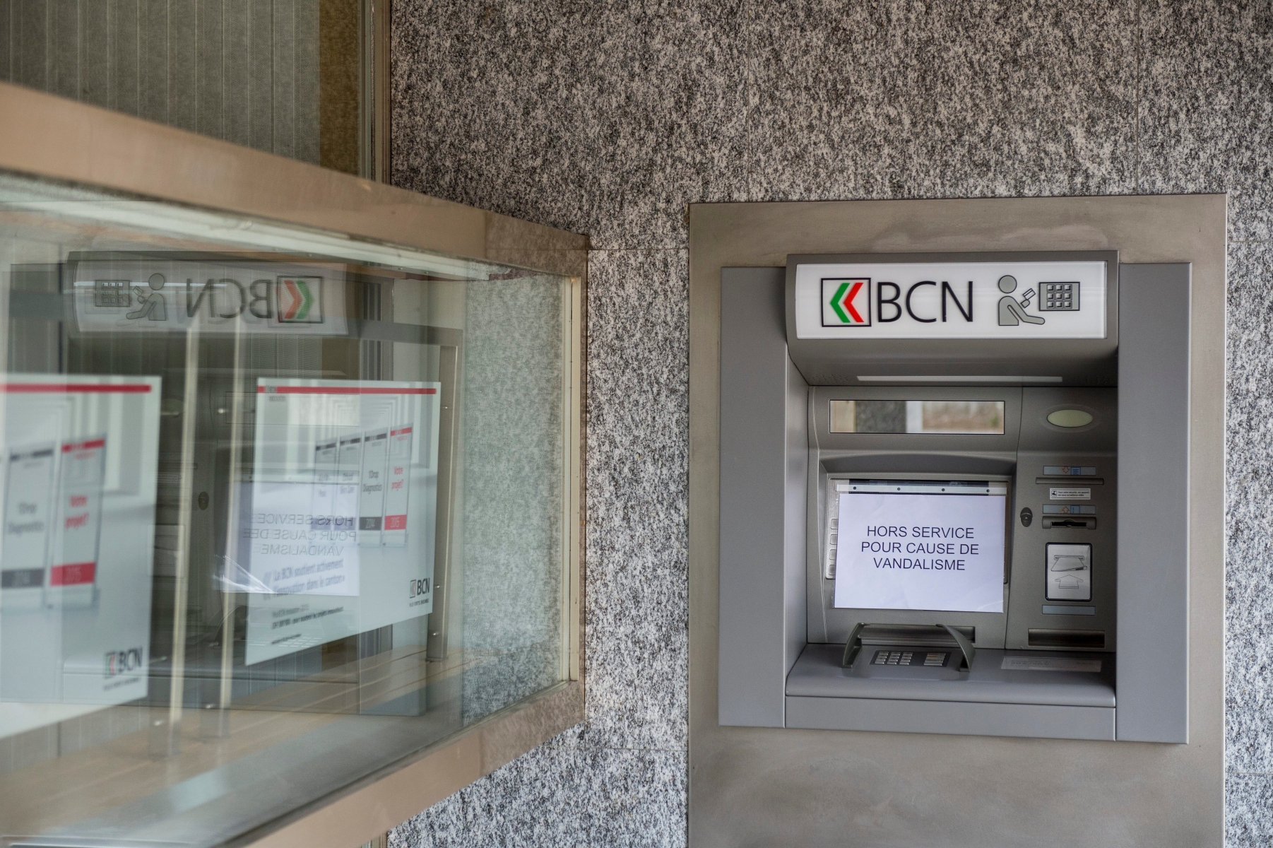 Le bancomat de la succursale de la BCN des Verrieres a ete vandalise et le distributeur de billets decoupe a la meuleuse a disque

Les Verrieres, le 20.04.2015, Photo : Lucas Vuitel LES VERRIERES