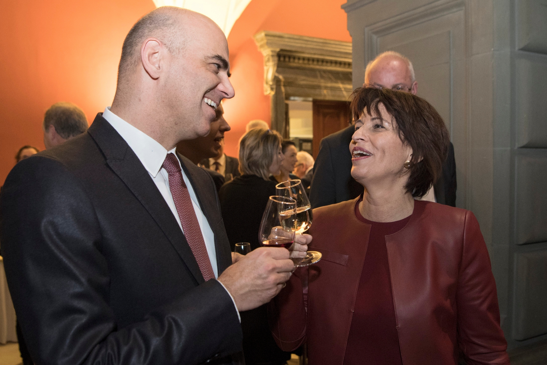 Die neu gewaehlte Bundespraesidentin Doris Leuthard, rechts, und Bundesvizepraesident Alain Berset prosten sich zu, am Mittwoch, 7. Dezember 2016, in Bern. (KEYSTONE/Anthony Anex) SCHWEIZ SESSION BUNDESPRAESIDENT