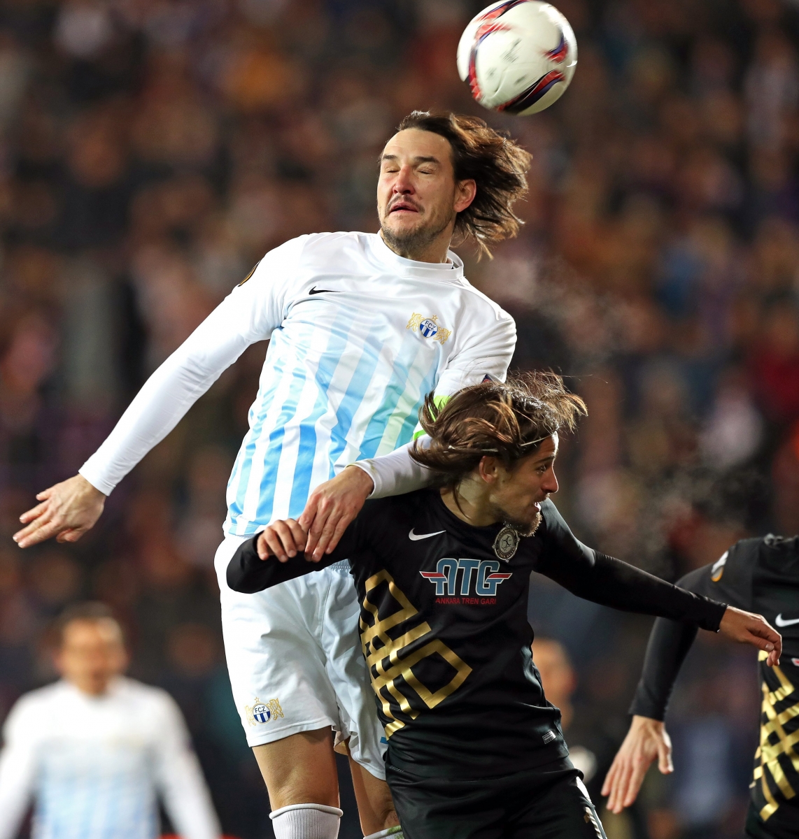 epa05666005 FC Zurich's Alain Nef (L) in action against Osmanlispor's Tiago Pinto (R) during the UEFA Europa League group L soccer match between Osmanlispor and FC Zurich in Ankara, Turkey, 08 December 2016.  EPA/SEDAT SUNA TURKEY SOCCER UEFA EUROPA LEAGUE