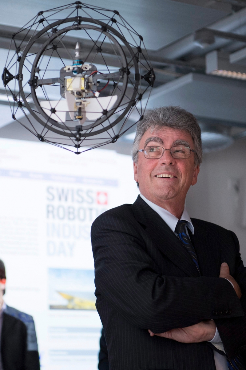 Patrick Aebischer observe le vol du drone Gimball lors de l'inauguration du batiment ME de mecanique ce mardi 10 mai 2016 a l' Ecole polytechnique federale de Lausanne (EPFL) a Ecublens. (KEYSTONE/Laurent Gillieron) SUISSE EPFL BATIMENT ME