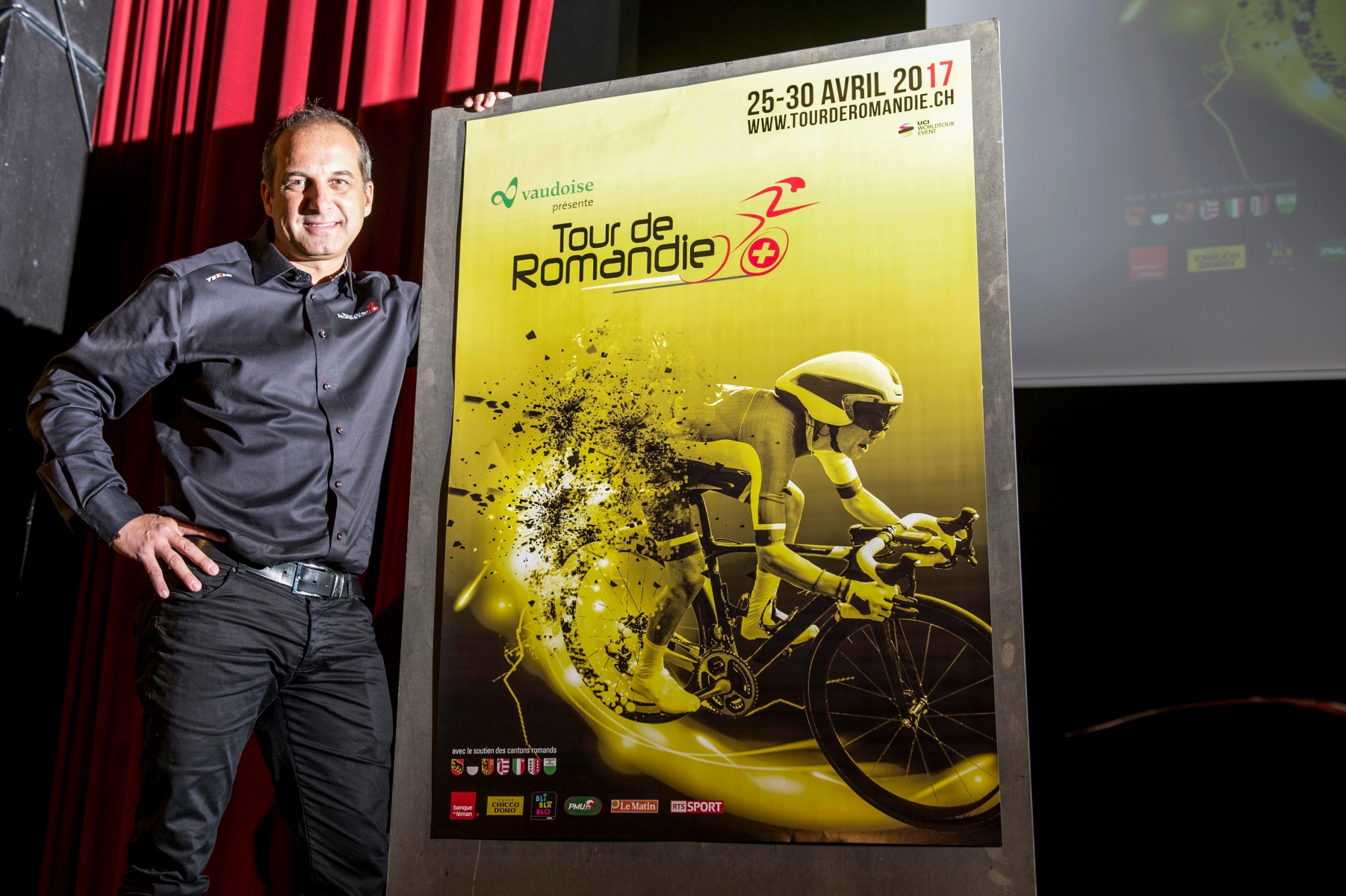 Richard Chassot, directeur du Tour de Romandie, pose a cote de la nouvelle affiche lors de la conference de presse de presentation du Tour de Romandie 2017, ce vendredi 9 decembre 2016 a Payerne. (KEYSTONE/Leo Duperrex) SUISSE AFFICHE TOUR DE ROMANDIE 2017