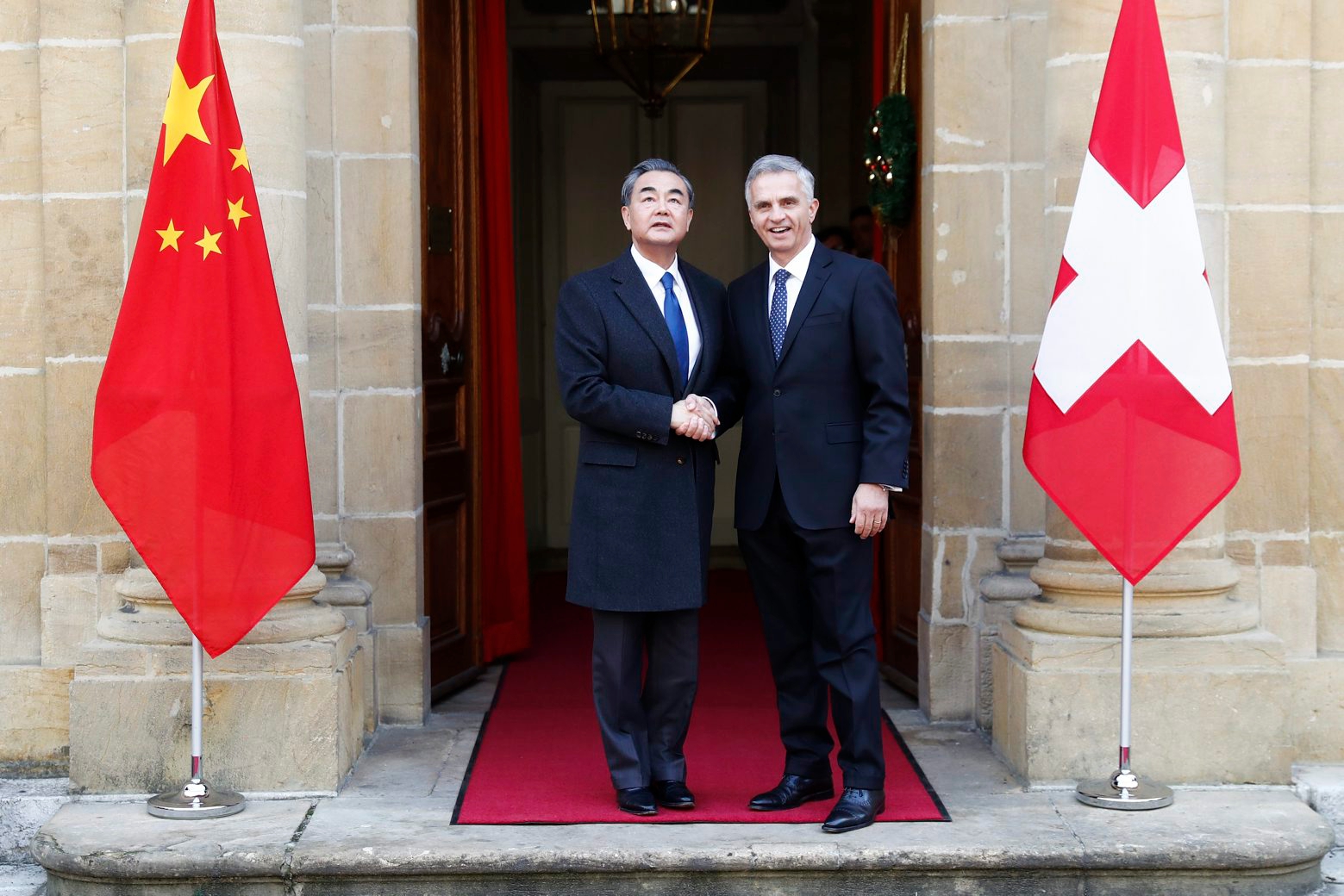 Didier Burkhalter, Foreign Minister of Switzerland, right, and Wang Yi, Foreign Minister of China, left, shake hands, in Neuchatel, Switzerland, on Monday, December 12, 2016. Wang Yi is on an offical visit to Switzerland. (KEYSTONE/Peter Klaunzer) SCHWEIZ BESUCH CHINA