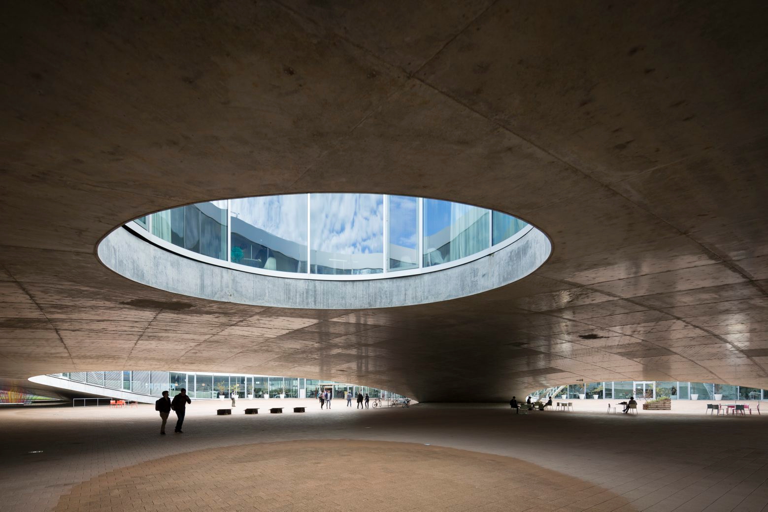 JAHRESRUECKBLICK 2016 - KULTUR - The Rolex Learning Center, a laboratory for learning, a library with 500,000 volumes and an international cultural hub, of the the Swiss Federal Institute of Technology, EPFL, in Lausanne, Switzerland, on September 22, 2015. The Rolex Learning Center, designed by the internationally acclaimed Japanese architectural firm SANAA, spreads over one single fluid space of 20,000 sq metres. (KEYSTONE/Gaetan Bally)..Das Rolex Learning Center, Forschungsstaette, Bibliothek mit 500'000 Baenden und internationales Kulturzentrum, der Eidgenoessichen Technischen Hochschule Lausanne, EPFL, am 22. September 2015, in Lausanne. Das Rolex Learning Center, gestaltet vom japanischen Architektenbuero SANAA, breitet sich ueber eine einzige fliessende Landschaft von 20'000 Quadratmetern aus. (KEYSTONE/Gaetan Bally). SCHWEIZ HOCHSCHULE EPFL ROLEX LEARNING CENTER