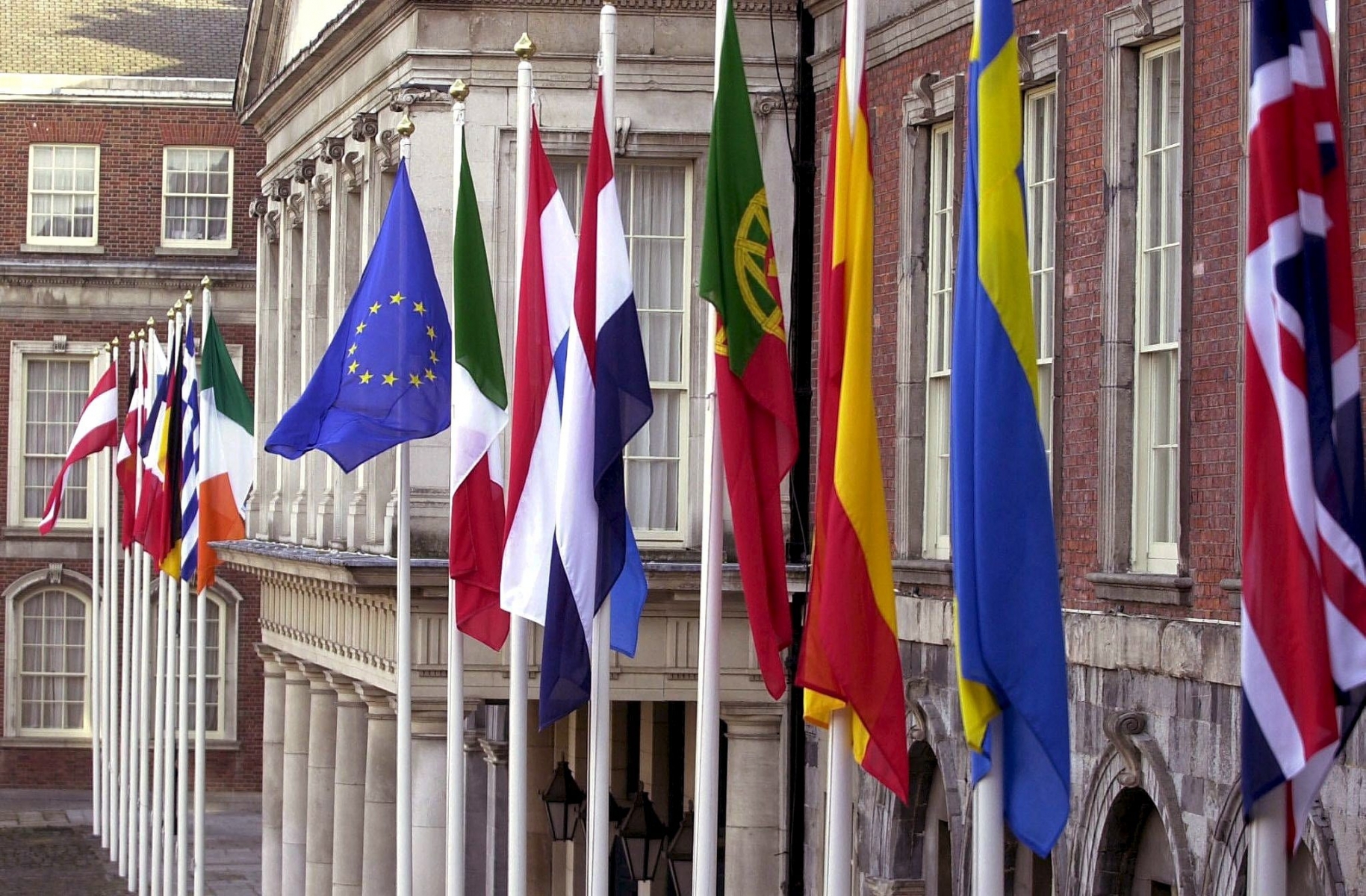 les drapeaux des membres de l'Union europeenne flottant , le 6 janvier 2004, devant le chateau de Dublin en Irlande. 



KEYSTONE/EPA/PA/Haydn West) UNION EUROPEENNE