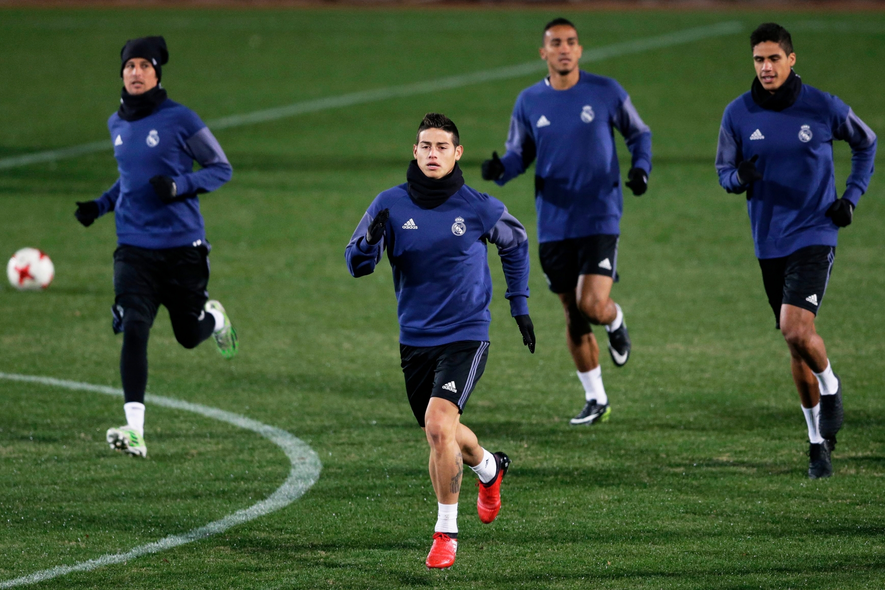 epa05679248 Real Madrid's midfielder James Rodriguez (2-L) and his teammates warm up during their training session for the FIFA Club World Cup 2016 in Yokohama, south of Tokyo, Japan, 17 December 2016. Real Madrid will face Kashima Antlers in the final match on 18 December 2016.  EPA/KIYOSHI OTA JAPAN SOCCER FIFA CLUB WORLD CUP 2016