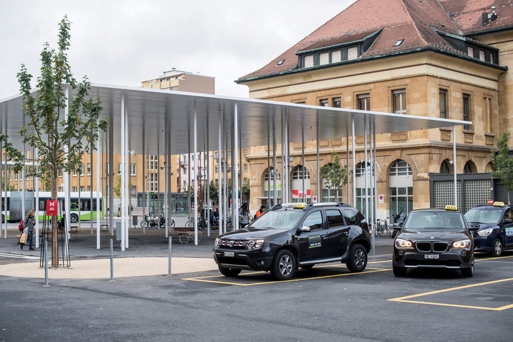 Chauffeur de taxi a la place de la Gare de La Chaux-de-Fonds

La Chaux-de-Fonds, le 21.10.2016
Photo : Lucas Vuitel PLACE DE LA GARE LA CHAUX-DE-FONDS