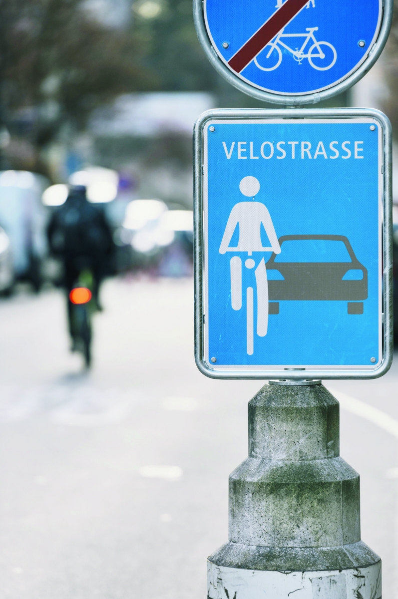 Eine Verkehrstafel mit der Aufschrift "Velostrasse", aufgenommen am Montag, 28. November 2016, an der Velostrasse Scheuchzerstrasse in Zuerich. Die Stadt Zuerich testet ab Montag, 28. November 2016, im kleinem Rahmen ein neues Verkehrsregime. Auf zwei Achsen werden sogenannte Velostrassen eingerichtet, auf denen die Radler Vortritt gegenueber dem einmuendenden Verkehr haben. (KEYSTONE/Christian Beutler) SCHWEIZ ZUERICH VELOROUTE