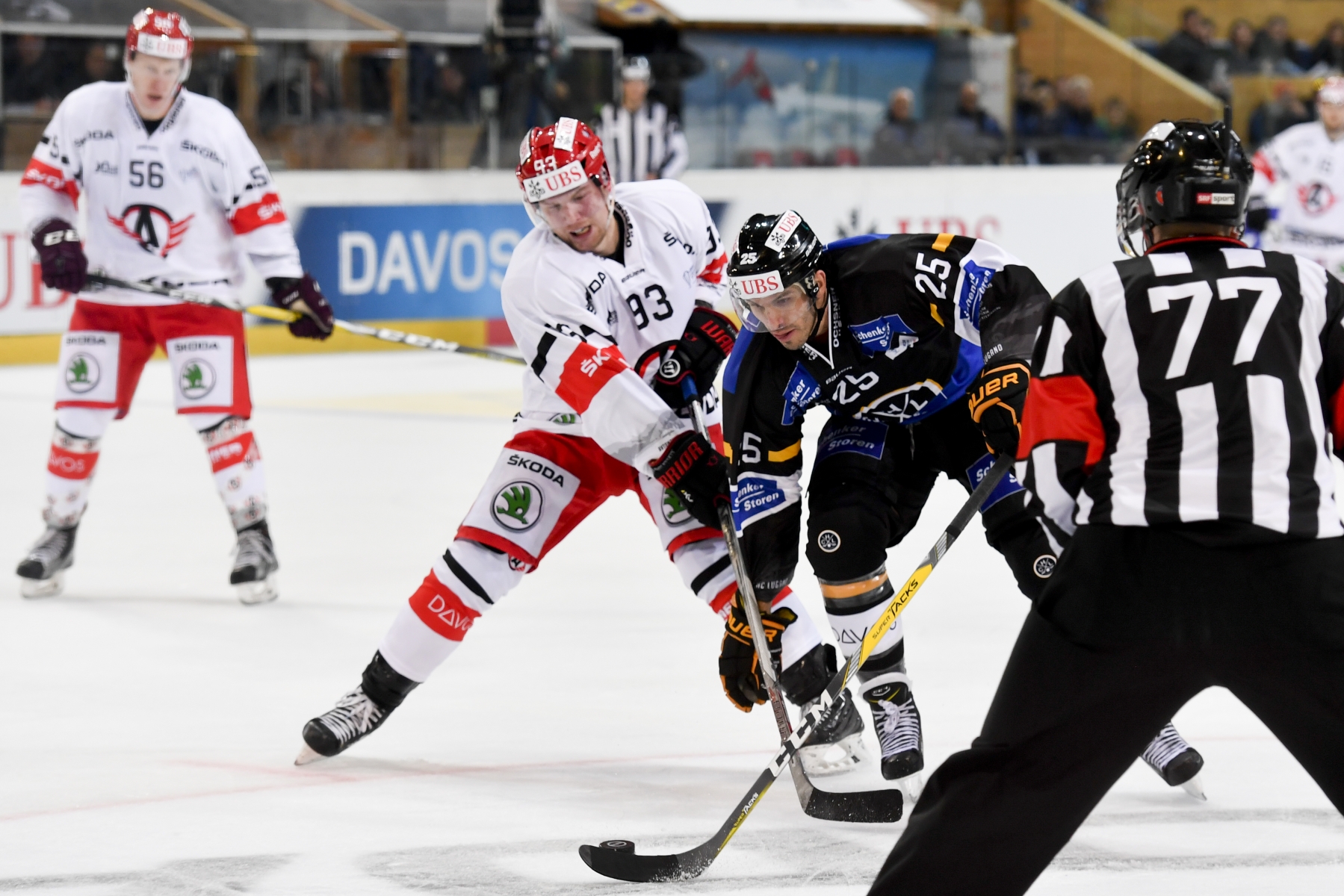 Lugano's Maxime Lapierre, right, fights for the puck with Yekaterinburg's Alexei Vasilevsky, left, during the game between HC Lugano and Avtomobilist Yekaterinburg, at the 90th Spengler Cup ice hockey tournament in Davos, Switzerland, Monday, December 26, 2016. (KEYSTONE/Gian Ehrenzeller) EISHOCKEY SPENGLER CUP 2016 LUGANO YEKATERINBURG